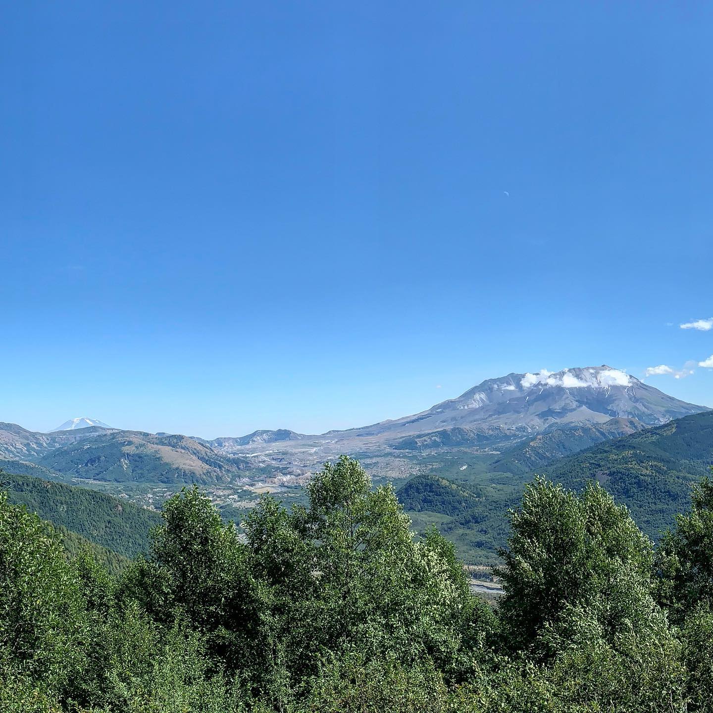 mount-saint-helens-before-and-after-eruption 2